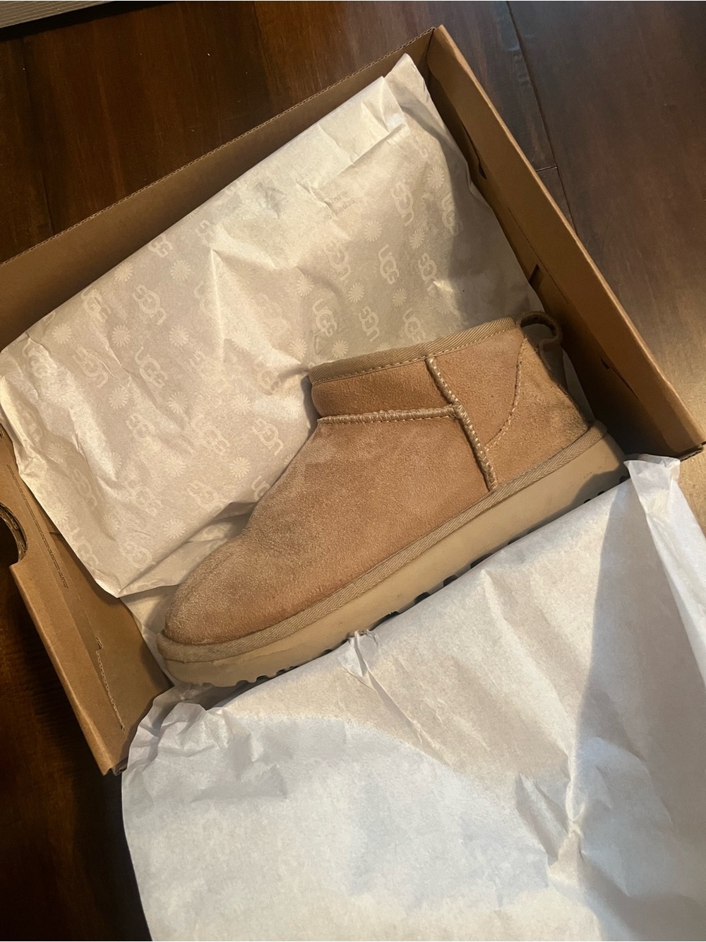 UGGS SIZE 6